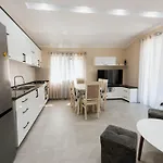Koman_lakeview_apartments Appartamento *
